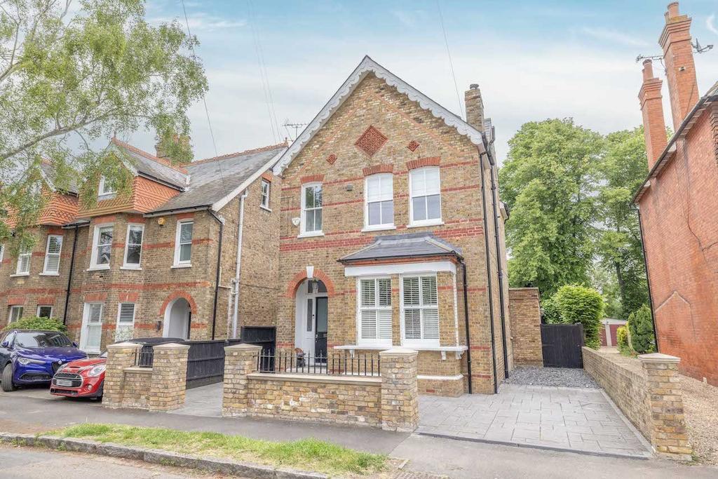 Montagu Road, Datchet SL3 5 bed detached house for sale £1,295,000