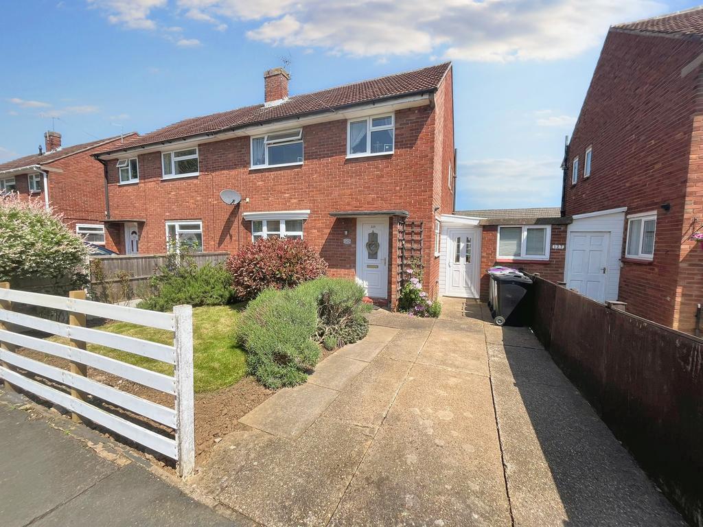 Queensway, Grantham, NG31 9RF 3 bed semidetached house for sale £185,000