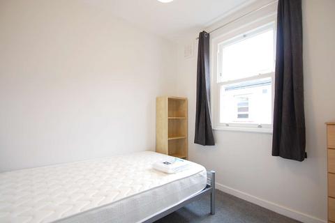 3 bedroom flat to rent, Kings Avenue, Clapham, London