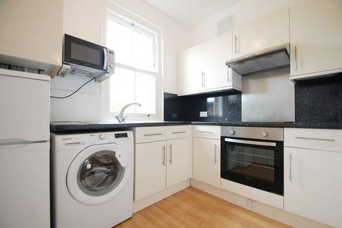 3 bedroom flat to rent, Kings Avenue, Clapham, London