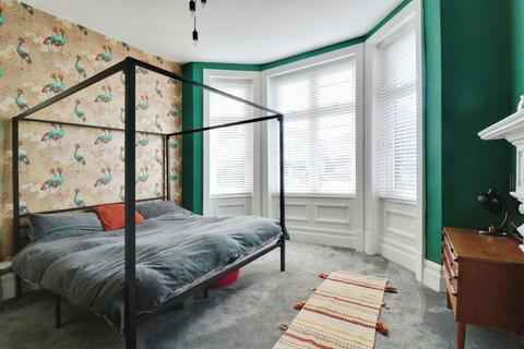 3 bedroom flat to rent, Cossington Road, Westcliff-on-sea, SS0