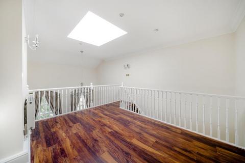 2 bedroom apartment to rent, Ellesmere Place, KT12