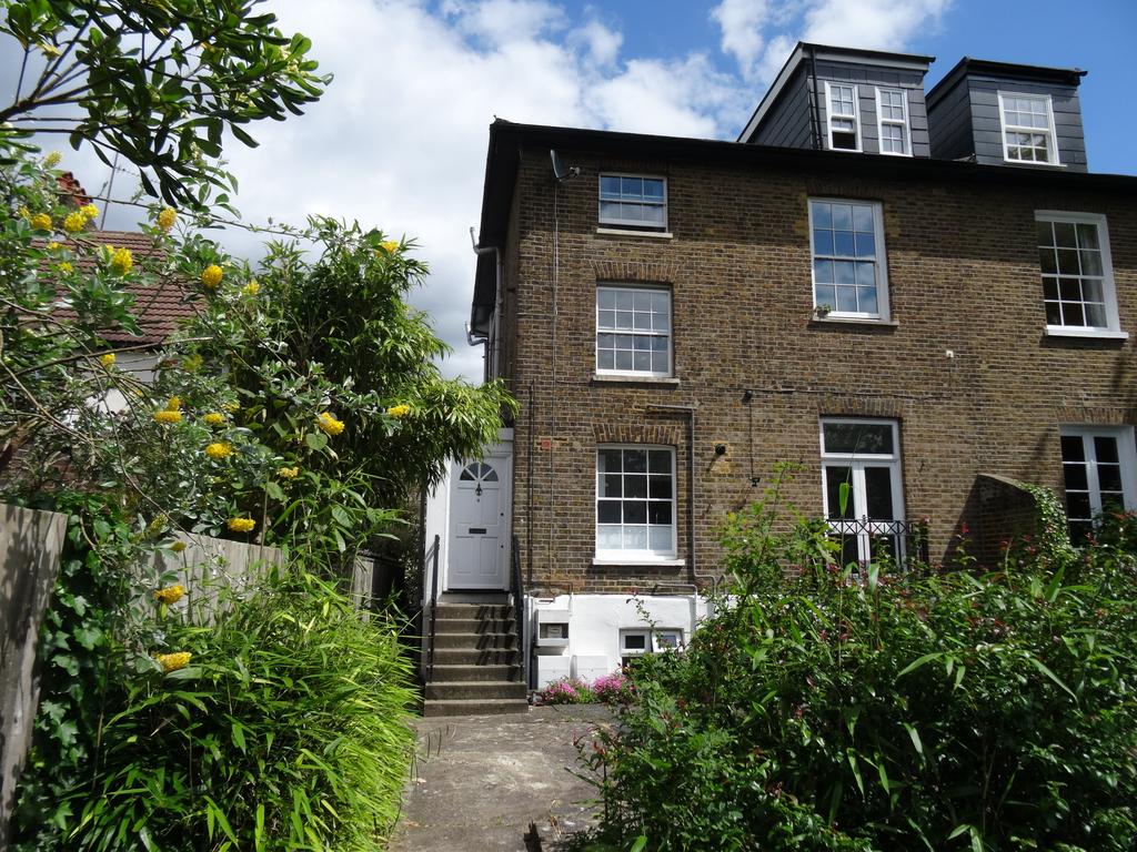 Cadogan Road, Surbiton, KT6 4DJ Studio £1,200 pcm (£277 pw)