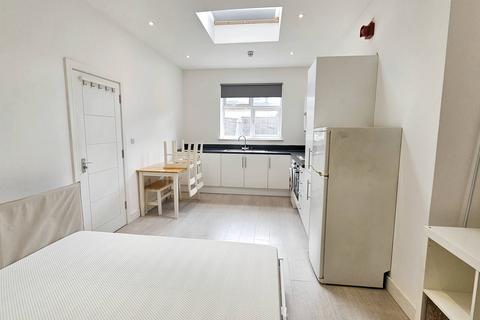 Studio to rent, Yewfield Road, London NW10