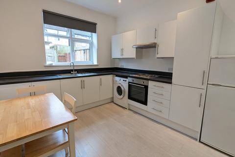 Studio to rent, Yewfield Road, Willesden, London NW10