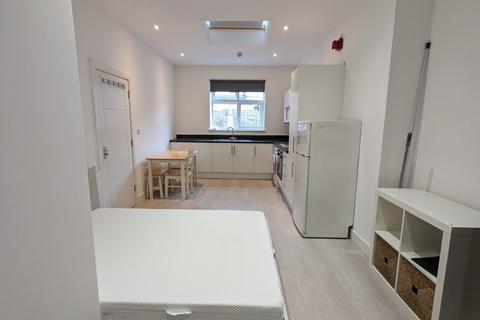 Studio to rent, Yewfield Road, Willesden, London NW10