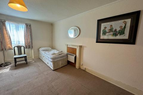 1 bedroom bedsit to rent, Sussex Gardens, London  W2