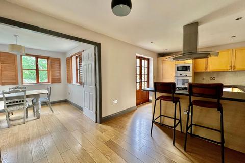 1 Beckside, Aberford, Leeds, LS25 3DD