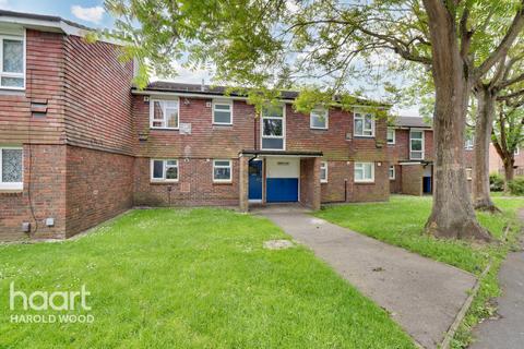 1 bedroom flat for sale, Sevenoaks Close, Romford