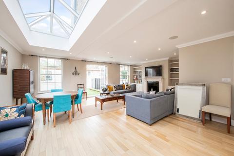 4 bedroom end of terrace house to rent, Sadlers Gate Mews, Commondale, London