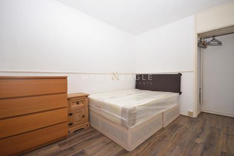 1 bedroom in a flat share to rent, Smithy Street, London, Greater London. E1
