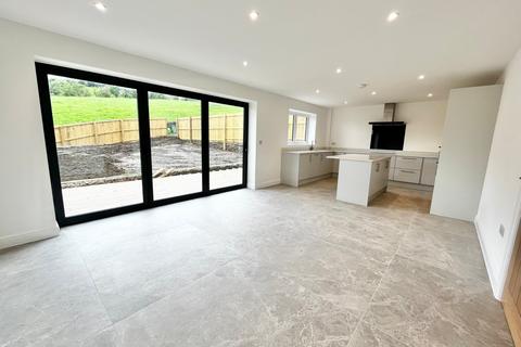 4 bedroom detached house to rent, West Lane, Baildon, Shipley, West Yorkshire, BD17