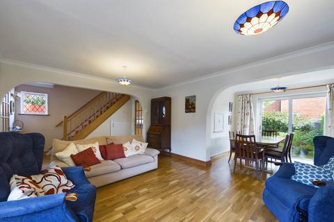 12 Dinmore, Bovingdon, Hemel Hempstead, HP3 0QQ