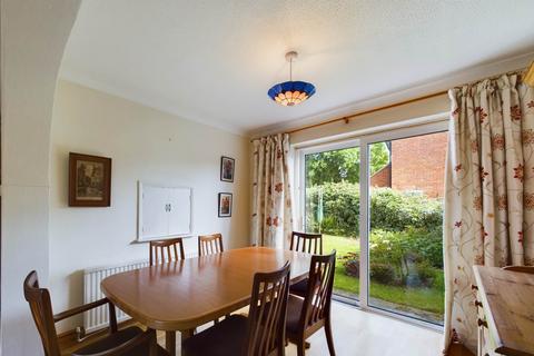 12 Dinmore, Bovingdon, Hemel Hempstead, HP3 0QQ