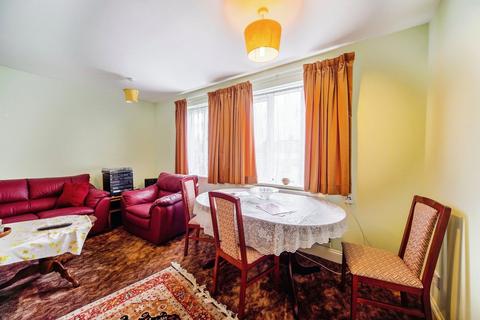2 bedroom apartment for sale, Cobham Close, Edgware HA8