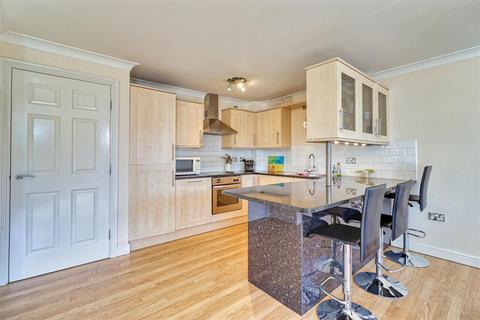 2 bedroom flat to rent, Glenwood Villas, New Road Side, Horsforth, Leeds, LS18