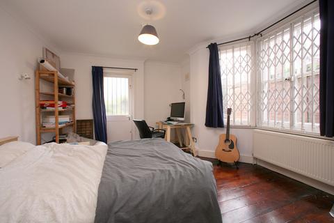 3 bedroom flat for sale, Birnam Road, Finsbury Park, London, N4