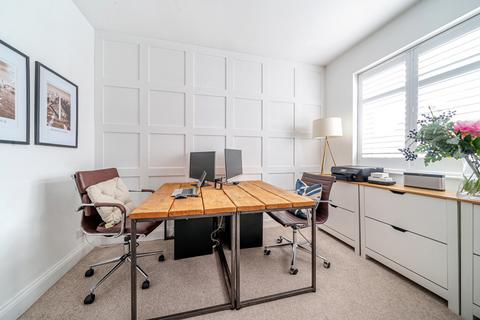 46 Abergeldie Road, London, SE12 8BJ