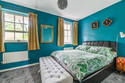 3 bedroom flat for sale, Vicarage Crescent, Battersea Square, London, SW11