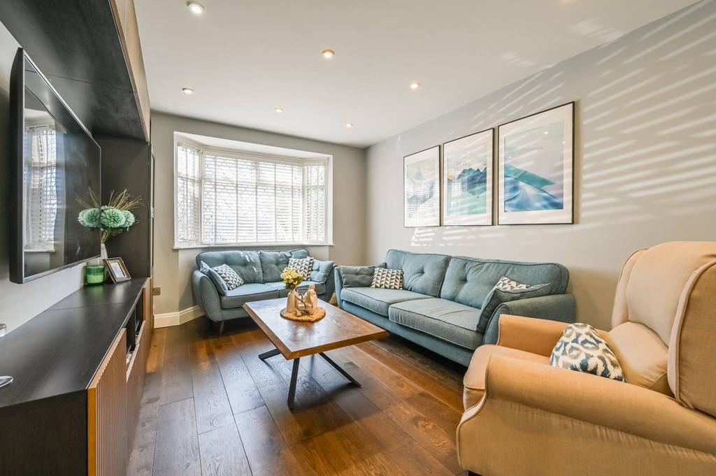 Maida Way, Chingford, London, E4 3 bed semidetached house £650,000