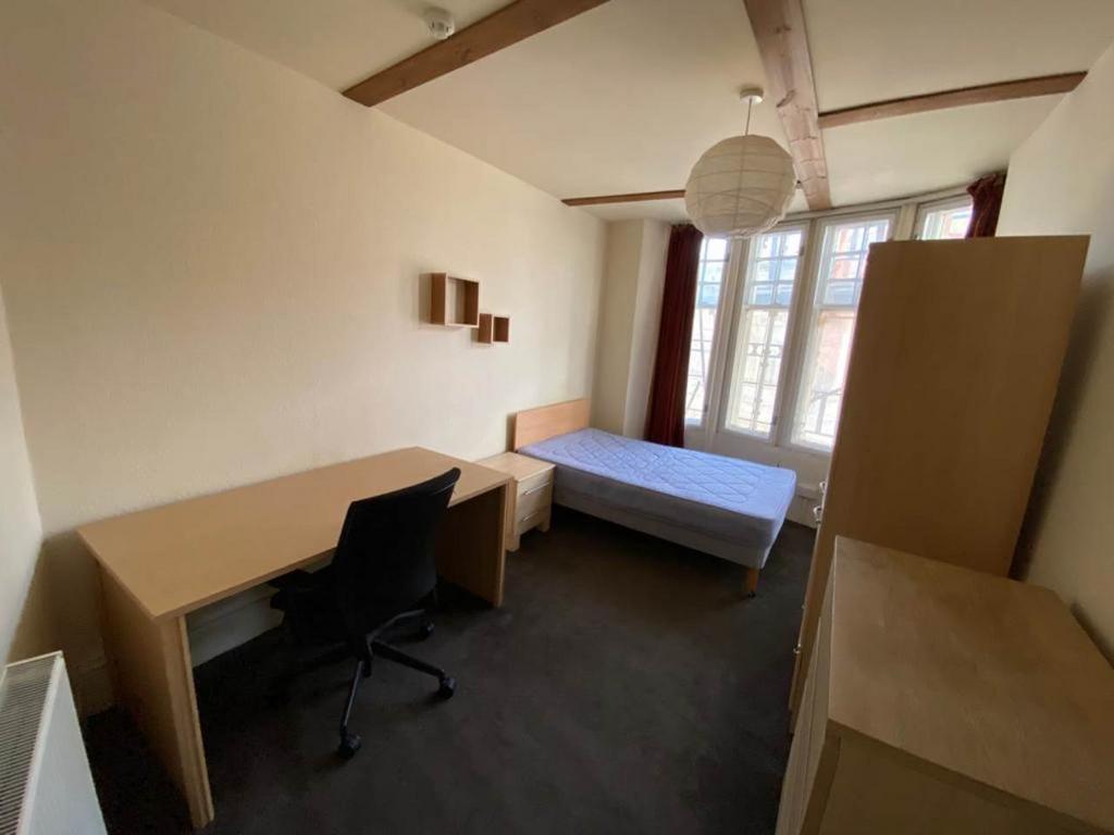59 2-2 Dock St bed