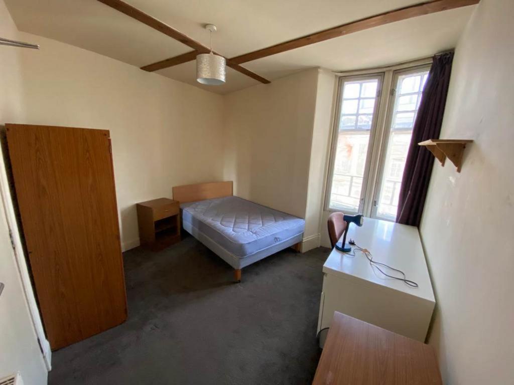 59 2-2 Dock St bed