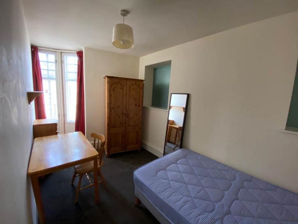 59 2-2 Dock St bed