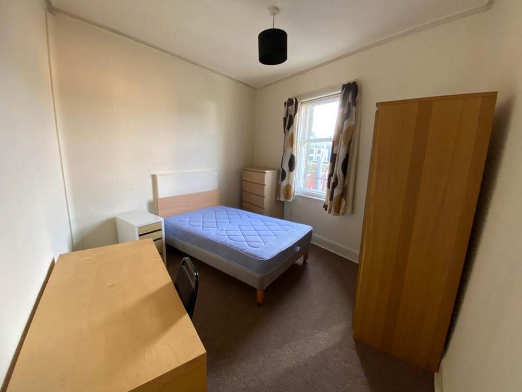 59 2-2 Dock St bed