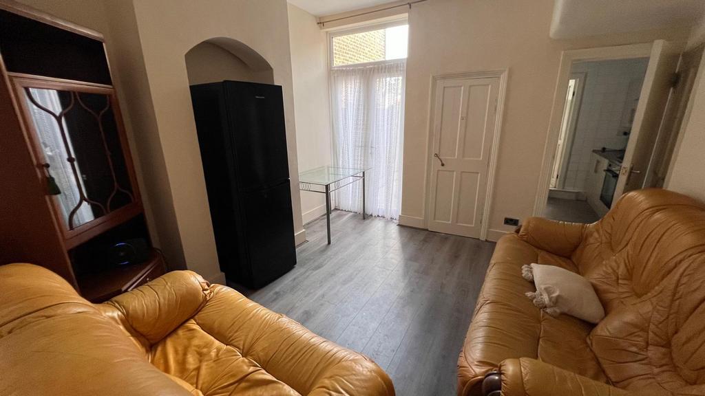 4 Bedroom House Available to Rent in East Ham!