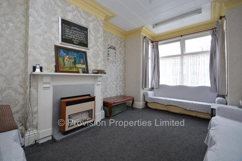 4 bedroom terraced house to rent, Beechwood View, Burley LS4
