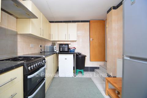 4 bedroom terraced house to rent, Beechwood View, Burley LS4