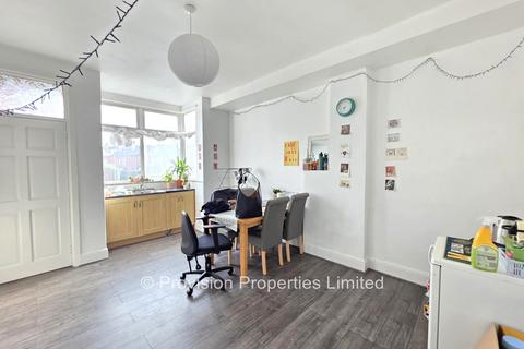 2 bedroom terraced house to rent, Beechwood View, Burley LS4