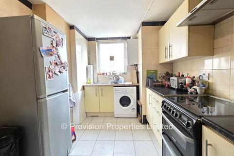 2 bedroom terraced house to rent, Beechwood View, Burley LS4