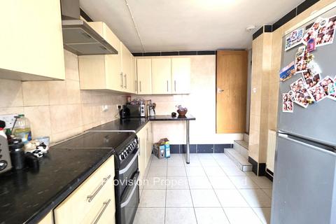 2 bedroom terraced house to rent, Beechwood View, Burley LS4