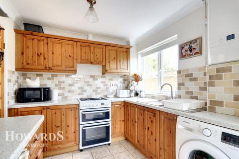 80 Cranesbill Road, Lowestoft, NR33 7EE