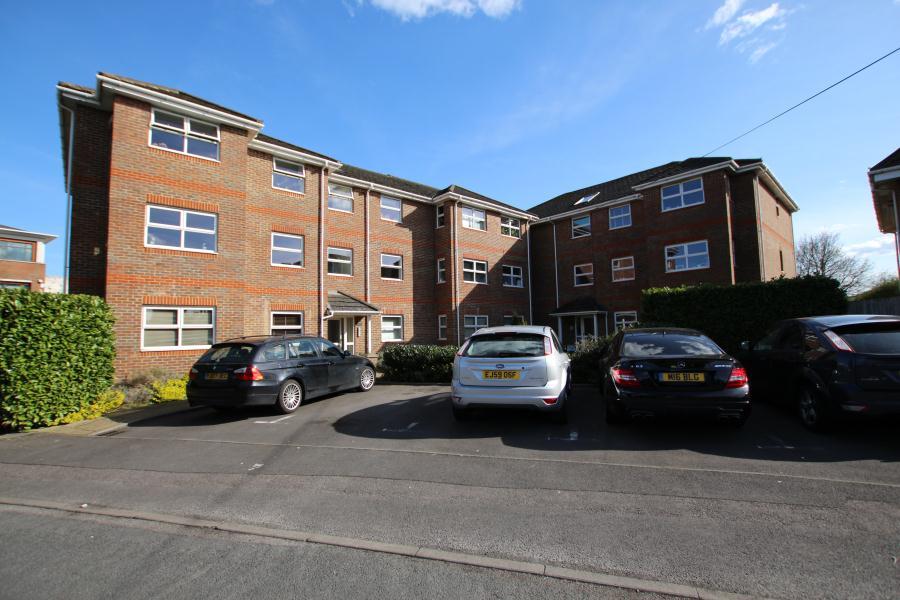 Barker Road, Chertsey KT16 2 bed flat to rent £1,500 pcm (£346 pw)
