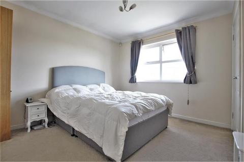 2 bedroom flat to rent, Barker Road, Chertsey KT16