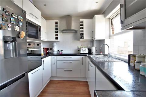 2 bedroom flat to rent, Barker Road, Chertsey KT16