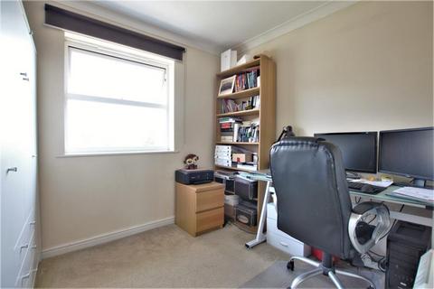2 bedroom flat to rent, Barker Road, Chertsey KT16