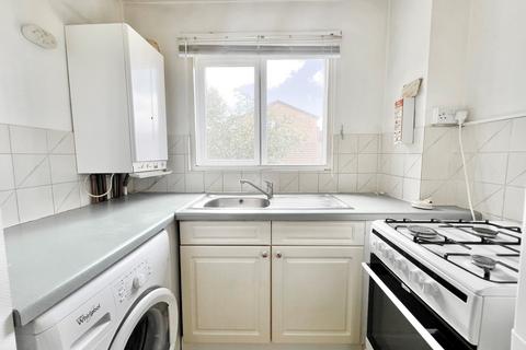 2 bedroom apartment to rent, Greenway Close, London, N11