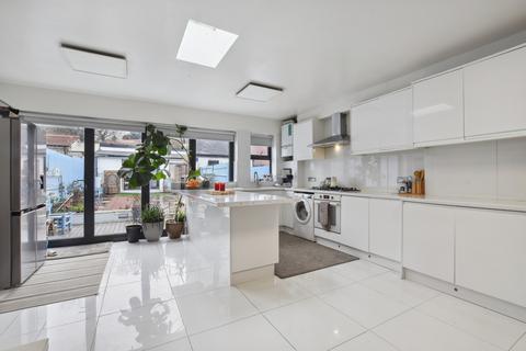 5 bedroom terraced house for sale, Manor Close, Kingsbury Road, London, NW9