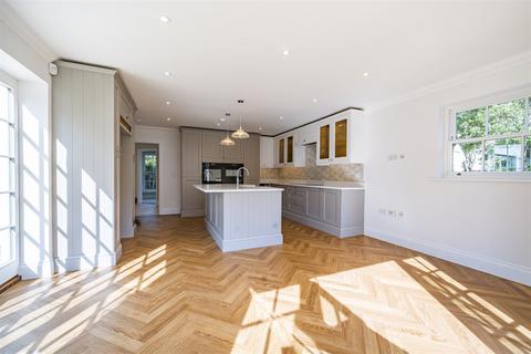 4 bedroom property with land for sale, Common Hill, West Sussex, RH20