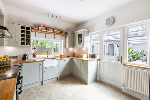 17 Stuart Road, Warlingham, CR6 9JH