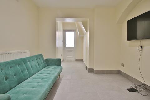 2 bedroom flat to rent, Lower Ground Floor Flat, Warwick Road, Kensington, W14