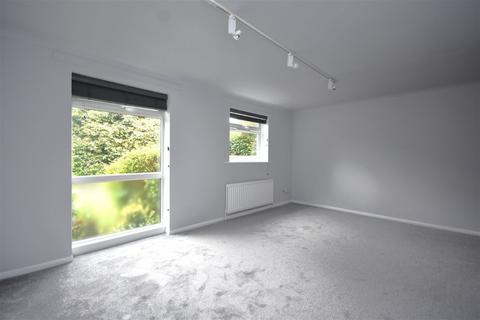 2 bedroom ground floor flat for sale, Horsham Road, Shalford, Guildford, GU4 8EL
