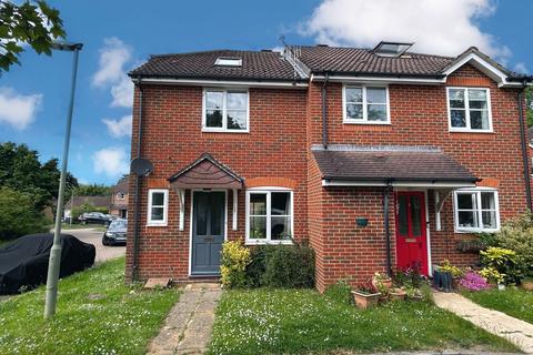 3 bedroom semi-detached house to rent, Mallow Crescent, Guildford