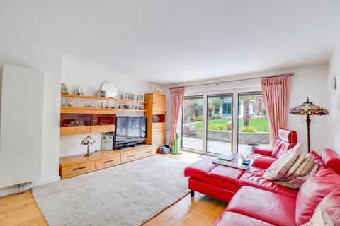 5 bedroom detached house for sale, St. Marys Drive, South Benfleet