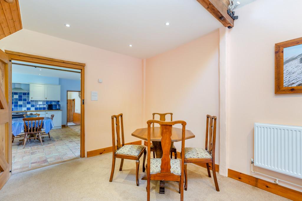 8596275-interior17