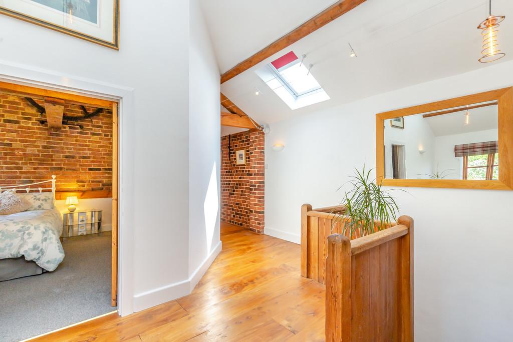 8596275-interior27