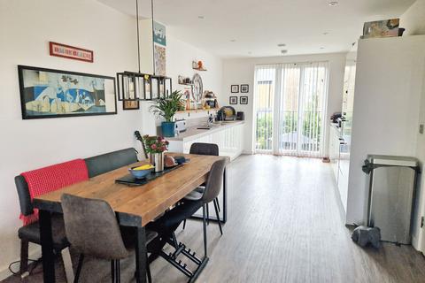 4 bedroom end of terrace house for sale, Common Creek Wharf, Rochester